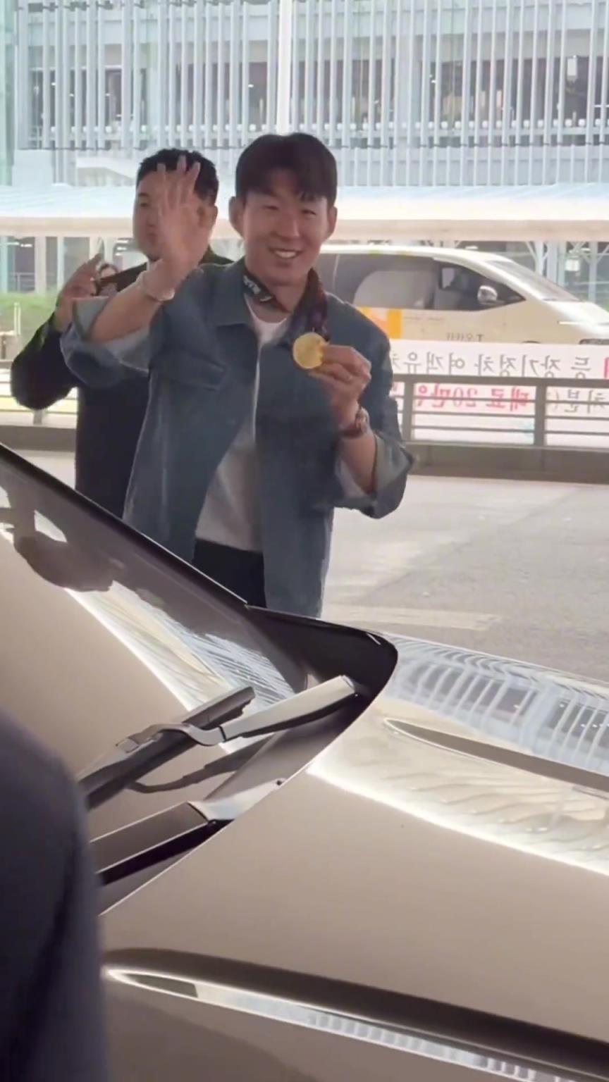 衣錦還鄉！孫興慜返回韓國，眾多女球迷讓其把歐聯獎牌戴上